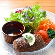 常陸牛を一日に数度に分けて挽く、新鮮な挽肉を使用。表面を焼いただけの赤い状態で提供され、熱々の焼石で好みの加減に焼いていただきます。頬張ればふんわりとやわらかく、牛本来の甘みが口中に広がる逸品です。