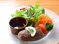 リピート率No.1。好みの焼き加減でジューシーに味わう『とっても常陸牛ハンバーグ(レギューラー150g)』