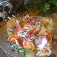 熟成生ハムを使用した贅沢ガレット。自家製バルサミコソースとともに素材の味をお楽しみください。