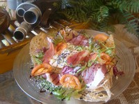 熟成生ハムを使用した贅沢ガレット。自家製バルサミコソースとともに素材の味をお楽しみください。