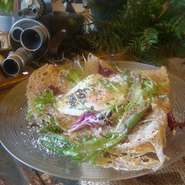 軽めの生地とこんがりチーズ。濃厚卵、仕上げのイタリア産グラナパダーノチーズ。シンプルだからこそ味わえる、素材の奥深い旨味をお楽しみください。