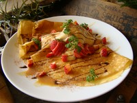 季節のフルーツ、自家製バニラアイス、気まぐれソースで作るおすすめクレープ。本日のクレープはスタッフまで。