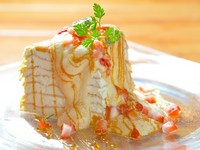 自慢の生地が層を重ねることで出来上がる食感と特製ソース。そしてシナモンの香り。季節のフルーツとのコラボをお楽しみください。 ※フルサイズ1408円。プチサイズは528円。