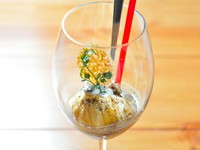 自家製バニラアイスにイタリアンバリー社製エスプレッソをかけた大人のアイスクリーム。※フルサイズは968円