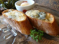 三大ブルーチーズの一つゴルゴンゾーラをのせてオーブンで焼き上げました。チーズの塩味とハチミツの甘みのコラボは最高です。