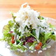 風味豊かな「グラナパダーノチーズ」をたっぷりとかけた自慢のサラダです。シャキシャキ野菜と、ふわふわチーズのハーモニーが存分に楽しめます。肉料理の付け合わせサラダも、料金プラスでこのサラダに変更可。