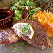 160g（80g×2枚）。今話題の赤身ステーキとロースを使用。細かく上品なサシが入り、ほど良い歯応えのある、肉好きにはたまらないステーキです。＋1320円で80g1枚増量できます。