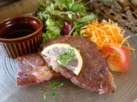 160g（80g×2枚）。今話題の赤身ステーキとロースを使用。細かく上品なサシが入り、ほど良い歯応えのある、肉好きにはたまらないステーキです。＋1320円で80g1枚増量できます。