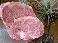 160g(80g×2枚)。+2200円で80g1枚増量できます。ロースの中でも特に良い部位だけ厳選しました。キメ細やかな肉質と上品で口溶けの良いサシが入った美味しいお肉です。※写真は調理前
