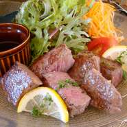 ※数量限定ロース肉とサシの入った赤身肉を使用。部位の違いをどちらも楽しめてお得です。