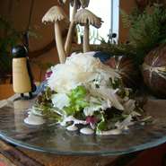 ＋275円で『イタリアパルマ産生ハムサラダ』、＋165円で『削りたてチーズのシーザーサラダ』に変更できます。※写真は削りたてチーズの『シーザーサラダ』（1Fフロアではお客様の前でチーズを削ります）