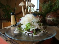 ＋275円で『イタリアパルマ産生ハムサラダ』、＋165円で『削りたてチーズのシーザーサラダ』に変更できます。※写真は削りたてチーズの『シーザーサラダ』（1Fフロアではお客様の前でチーズを削ります）