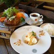フレッシュサラダ（ハンバーグのお皿にのってます）／ライス（大盛り・お替りサービス）／本日のプチデザート／ドリンク／※サラダはプラス料金でシーザーサラダor生ハムサラダに替えられます。
