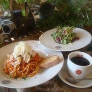 ６種類のパスタからお選びください。フレッシュサラダ／ドリンク／※サラダはプラス料金でシーザーサラダor生ハムサラダに替えられます。