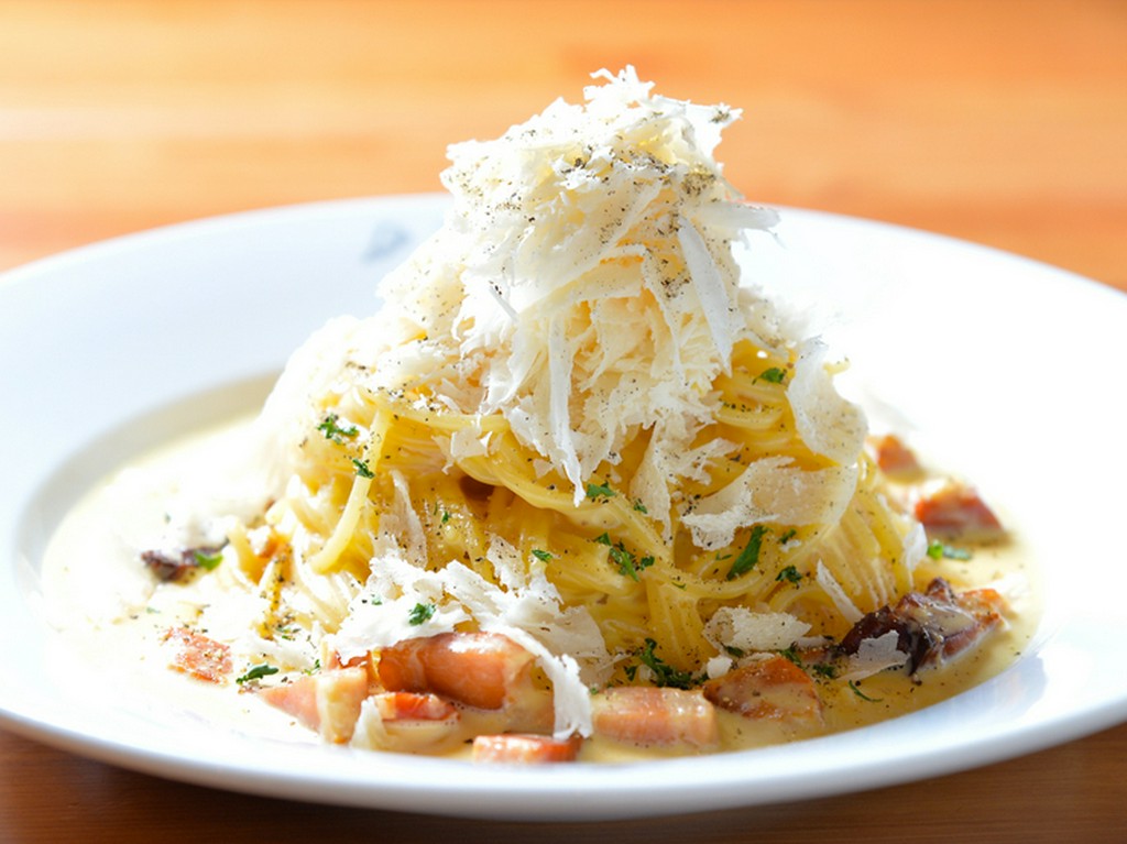削りたてのチーズがたっぷりと盛られた、人気の『カルボナーラ』