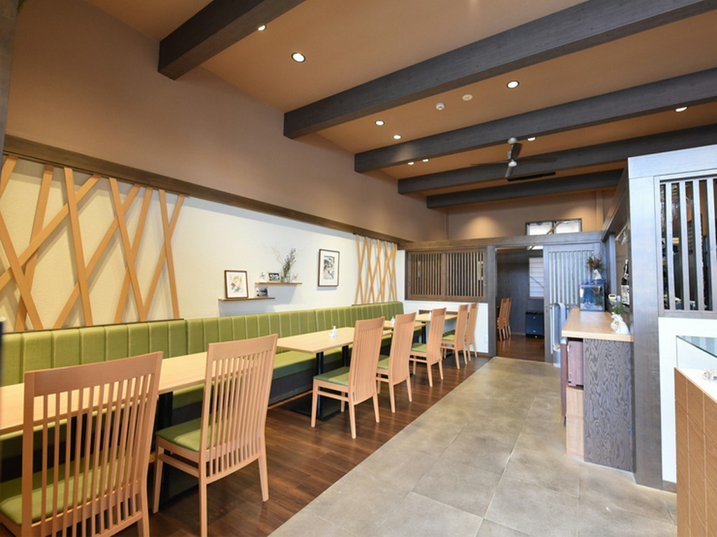 木の温もりに包まれて、ゆったりと過ごせる食事処