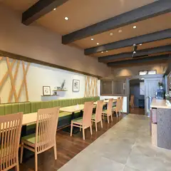 木の温もりに包まれて、ゆったりと過ごせる食事処