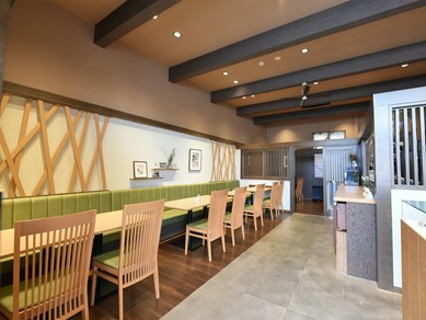 木の温もりに包まれて、ゆったりと過ごせる食事処