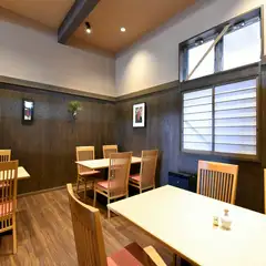 和気あいあいと盛り上がる、気の置けない仲間たちとの宴会に