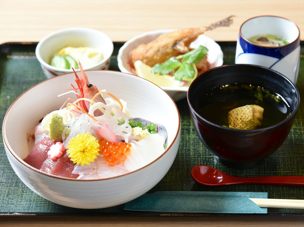 鮮度抜群の海鮮が盛りだくさん『10種類の海鮮丼』