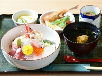 鮮度抜群の海鮮が盛りだくさん『10種類の海鮮丼』