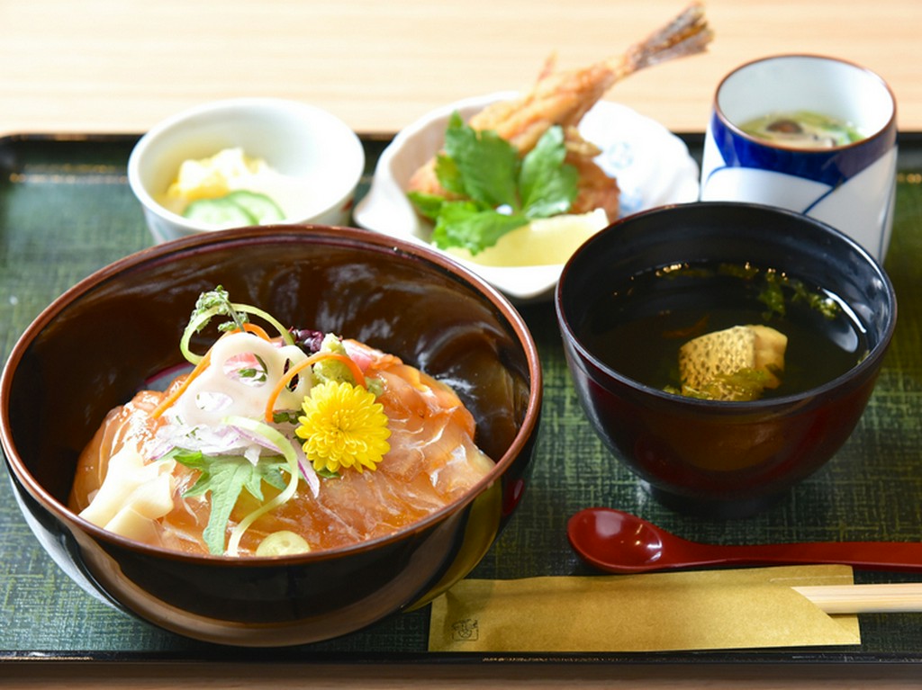 身が厚く、旨味が濃厚な『常磐ヒラメの漬け丼』