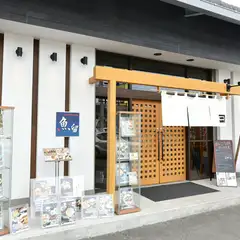 魚市場からすぐ。インパクトのある看板が目印