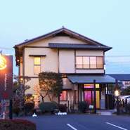 一見すると和風レストランのような外観で、周辺の住宅街と馴染む落ち着いた雰囲気。【さぼーる】の看板が目印です。