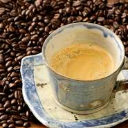 【さぼーる】自慢のコーヒーは、注文がある度に一杯分ずつ厳選したコーヒー豆を挽き、ていねいに淹れています。魅惑の香りと深い味わいを堪能してください。