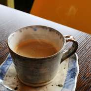 一杯ごとにミルで豆から挽くフレッシュなコーヒー。香りをお楽しみください。