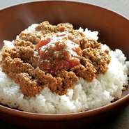 ごはんの上に挽き肉ダネがのって、サルサソースがかかっている基本のメニュー。
ソースは辛口のホットとピリ辛のマイルドからお選びいただけます。