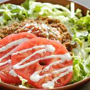 基本のタコライスに野菜をトッピング。野菜は基本的にはレタスとトマトですが、
仕入れ状況によっては野菜の内容が変わることもあります。
ソースは辛口のホットとピリ辛のマイルドからお選びいただけます。