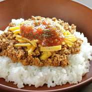 基本のタコライスにチーズをトッピング。
ソースは辛口のホットとピリ辛のマイルドからお選びいただけます。