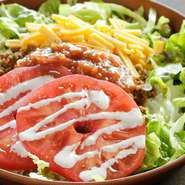 基本のタコライスに野菜とチーズをトッピング。
ソースは辛口のホットとピリ辛のマイルドからお選びいただけます。