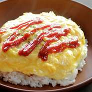 ごはんの上に挽き肉ダネがのっていて、
その上に半熟たまごがのっている基本のメニュー。
仕上げのソースはケチャップを使用しているので、
辛いものが苦手な方・お子様にもおすすめのメニューです。