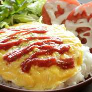 基本のオムタコライスに野菜をトッピング。
仕上げのソースはケチャップを使用しているので、
辛いものが苦手な方・お子様にもおすすめのメニューです。