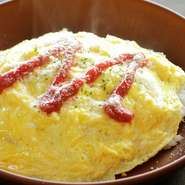 基本のオムタコライスにチーズをトッピング。
仕上げのソースはケチャップを使用しているので、
辛いものが苦手な方・お子様にもおすすめのメニューです。