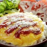 基本のオムタコライスに野菜とチーズをトッピング。
仕上げのソースはケチャップを使用しているので、
辛いものが苦手な方・お子様にもおすすめのメニューです。