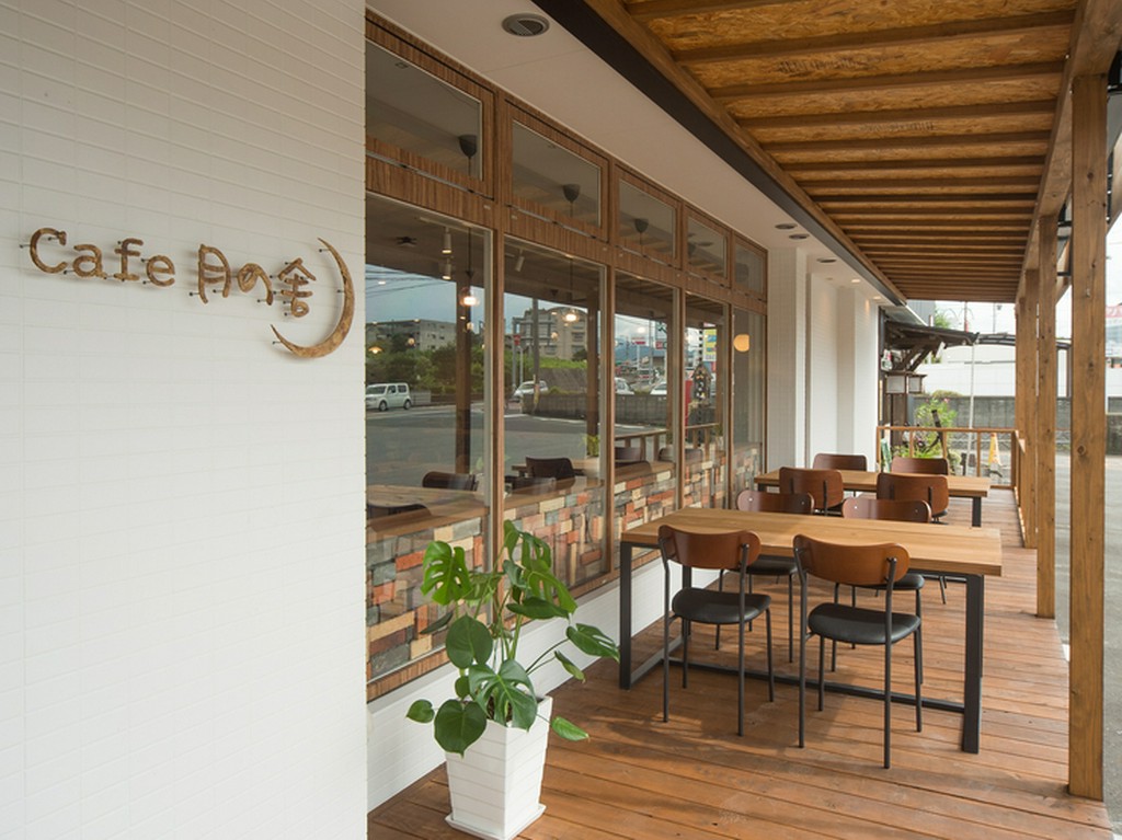 心地よいテラス席で、季節を感じながら過ごす大人の時間