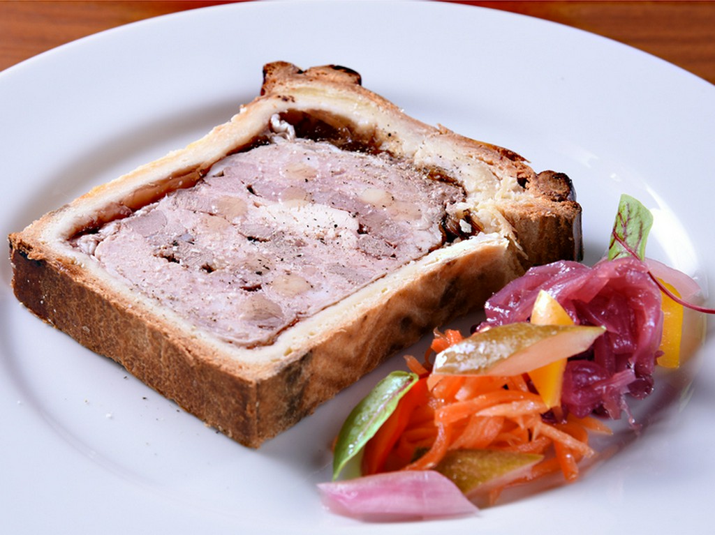 シンプルにお肉の味わいが楽しめる『竹田の豚とカモ・冠地どりのパテアンクルート』