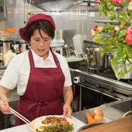アンデス山脈の先住民が食べる料理を日本に伝えるのは、料理人の仲さん。南米料理の美味しさを日本人の口に合わせた香辛料と味付けで食べやすくアレンジしてくれています。ボリュームのある逸品たちに心が躍ります。