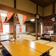 60～70年前の家を改装した店内はくつろぎのスペースが確保され、落ち着いた雰囲気。素朴で居心地の良い空間です。広々とした畳敷きの部屋なので、シニア層や赤ちゃん連れのファミリーも安心して利用できます。