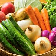 敷地内にある畑で自家栽培している野菜は新鮮そのもの。とれたての味が堪能できます。またさっぱりすっきりしたドレッシングも手作りなので、野菜の旨味を十分に引き出し素材の味を楽しめます。