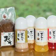 豆から手作りの味噌や自家製の玉葱で作ったドレッシングなど、安全安心の調味料は【つきや】のオリジナル商品。その場で販売もしているので、自宅でも【つきや】の味が再現できます。お土産にも最適です。