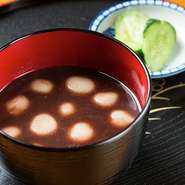 石臼で粉を挽いた自家製の団子。機械を使っていないので、口に入った時の食感が違います。あんこも自家製の小豆をじっくり時間をかけて煮た手作りなので、懐かしくも素朴な味が楽しめます。