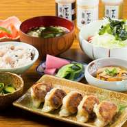 食感が気持ちいい餃子は餡はもちろん、皮も手作り。自家製食材にこだわる【つきや】ならではの一品です。他にも自家製野菜や汁物、小鉢、自家製の漬物など品数豊富で体に優しいご膳です。