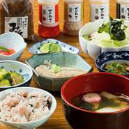 昔ながらの作り方で作っています。けいらんに使う粉も臼で挽くところから始めてます。機械では出せない風味があるので、ぜひ味わってください。郷土料理を若い世代に伝承しながら、お客様に提供しています。