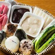 料理で提供している野菜はほとんどのモノは敷地内の畑で採れた新鮮なモノ。採れたてのモノは瑞々しく美味しさが凝縮してます。また、日によって食材をその場で販売する事もありますので、お気軽にお声掛けください。