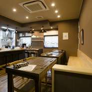 木をふんだんに使った店内は柔らかな温もりに包まれていて、居心地は抜群。女性も安心して入ってもらえるよう、あえて照明は明るくしています。				