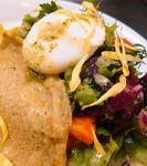 八戸南郷産の新そばを使用したフランスブルターニュのお料理ガレット。新鮮なハーブサラダとサーモン、半熟のポーチドエッグをソース代わりに。スパークリングワイン、果実味のある白ワイン等と前菜として是非に。